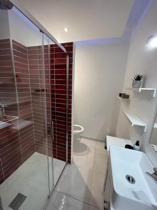 L'Appartement - Chambre Avec Salle De Bains Et Wc Dans Une Galerie D'Art モンベリアル エクステリア 写真