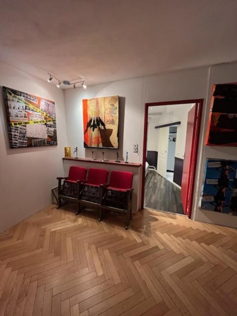 L'Appartement - Chambre Avec Salle De Bains Et Wc Dans Une Galerie D'Art モンベリアル エクステリア 写真