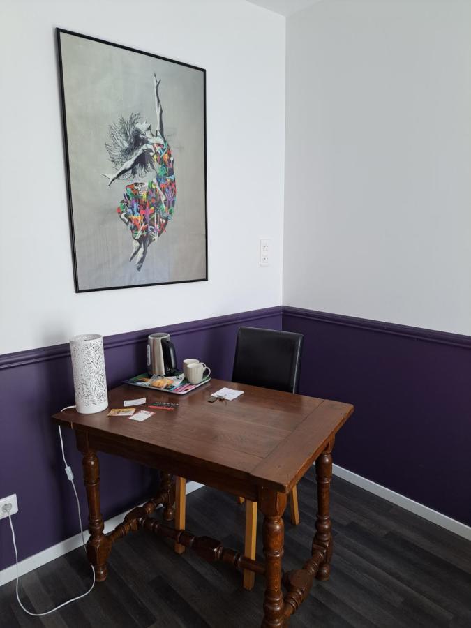 L'Appartement - Chambre Avec Salle De Bains Et Wc Dans Une Galerie D'Art モンベリアル エクステリア 写真